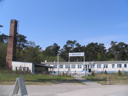 Die Seeseite des Versorgers.  Links ist der Rest eines der alten Heizhuser zu sehen, in dem sich heute eine Fischrucherei befindet.