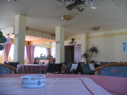 So sieht es heute in dem Versorger aus. Im Hintergrund sieht man auch den Zugang zu den Toiletten, die es damals auch schon gab.