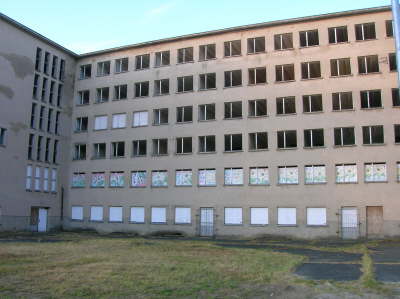 Blick nach rechts traurig fr die Bausoldaten der 2. u.3. Baukompanie dieaus dem 5. bzw. 4.Stock  in diesen umgebauten Liegehallen anstatt aufs Meer auf den schwarzen Ex-Platz sehen muten