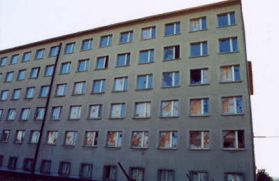 Die letzten beiden Fenster oben rechts gehrten zum Fernsehraum. Dort fand auch der Politunterricht statt, der oft mit den lauten Worten endete: Mit ihnen diskutiere ich nicht mehr`