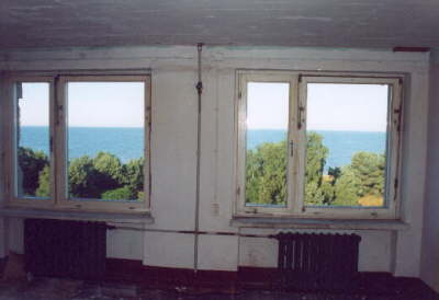 Solch eine Aussicht wnschte sich so mancher Urlauber, wir hatte sie 1 Jahre lang. Vor dem linken Fenster stand ein Doppelstockbett, eins quer an der linken Wand und eins an der Trseite