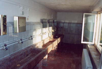 Waschraum - In diesen Trgen sollten wir uns waschen, wenn wir restlos schwarz von der Baustelle kamen. Mit Hilfe eines Stck Gartenschlauches (was verboten war) bauten wir uns eine provisorische Dusche.