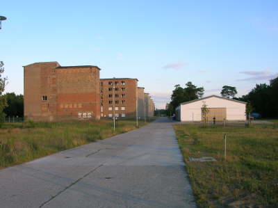 Blick zurck vom Familiencampingbereich gegen ber 1. Ruine