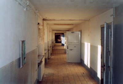 Flur in Richtung Fernsehraum, wie oft und vor allem wie lange mussten wir hier stehen und uns endlose Belehrungen anhren