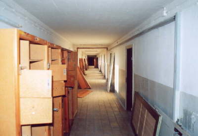 Blick vom DH-Tisch in Richtung Fernsehraum. Ein Bausoldat erhielt, als er Diensthabener war, vom Mertens den Auftrag die Kaffeetassen der Kompaniefhrung abzuwaschen. Er nahm die Tassen, ging zur Toilette und reinigte sie mit der Klobrste. - Befehl ausge