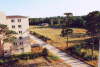 Blick in Richtung KDL und Kino. Der grosse Platz war Sport- und Appellplatz in einem, nun scheint Gras ber die Geschichte zu wachsen