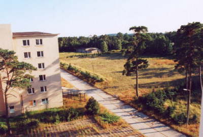 Blick in Richtung KDL und Kino. Der grosse Platz war Sport- und Appellplatz in einem, nun scheint Gras ber die Geschichte zu wachsen