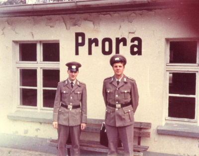 In Ausgangsuniform am Bahnhof Prora
