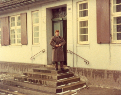 Ausgang in Bergen, ein Bausoldat vor dem Pfarrhaus