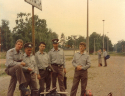 Warten auf den Zug am Bahnhof Prora-Nord.
