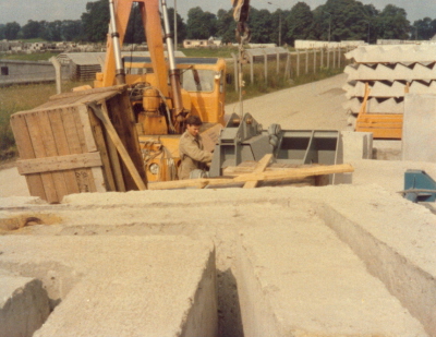 Anschlgerarbeiten am Portalkran auf dem groen Materialumschlagplatz in Borchtitz.