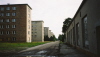 An einem Sonntag zur Gottesdienstzeit sollten wir in der Turnhalle (rechts) das Gelbnis unterschreiben. 2001 wuchs nichts als Unkraut drum herum.