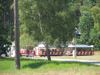 Dort wo die Bausoldaten auf den LKWs verladen wurden, fhrt jetzt eine niedliche kleine Bahn ab.