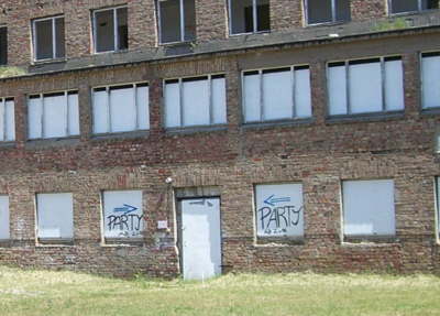 Na, viel Spa�! Auf zur Party in die Bekleidungskammern! Das Geb�ude wird sicherlich bald wei� geputzt, dann wirds hier noch sch�ner.