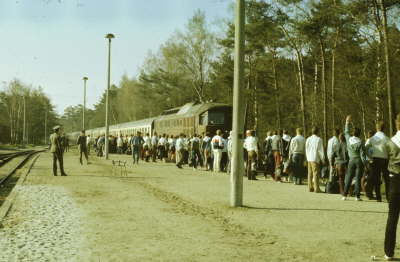 Ein lange ersehnter Augenblick: Der E-Zug rollt langsam in den Bahnhof von Prora ein. Ein unglaublicher Jubel bricht aus.